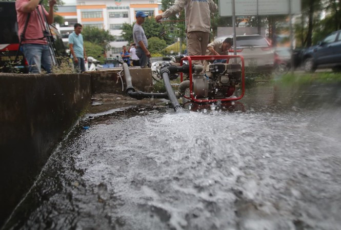 Ngoai cong ty Nuoc sach Song Da, song Duong... Ha Noi con nha may nao cung cap nuoc?
