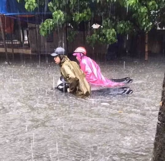 Do ảnh hưởng của không khí lạnh tăng cường kết hợp với nhiễu động gió Đông trên cao, từ đêm 15 đến sáng 16/10, trên địa bàn tỉnh Nghệ An đã xuất hiện mưa to đến rất to. (Ảnh facebook Nghệ An). 