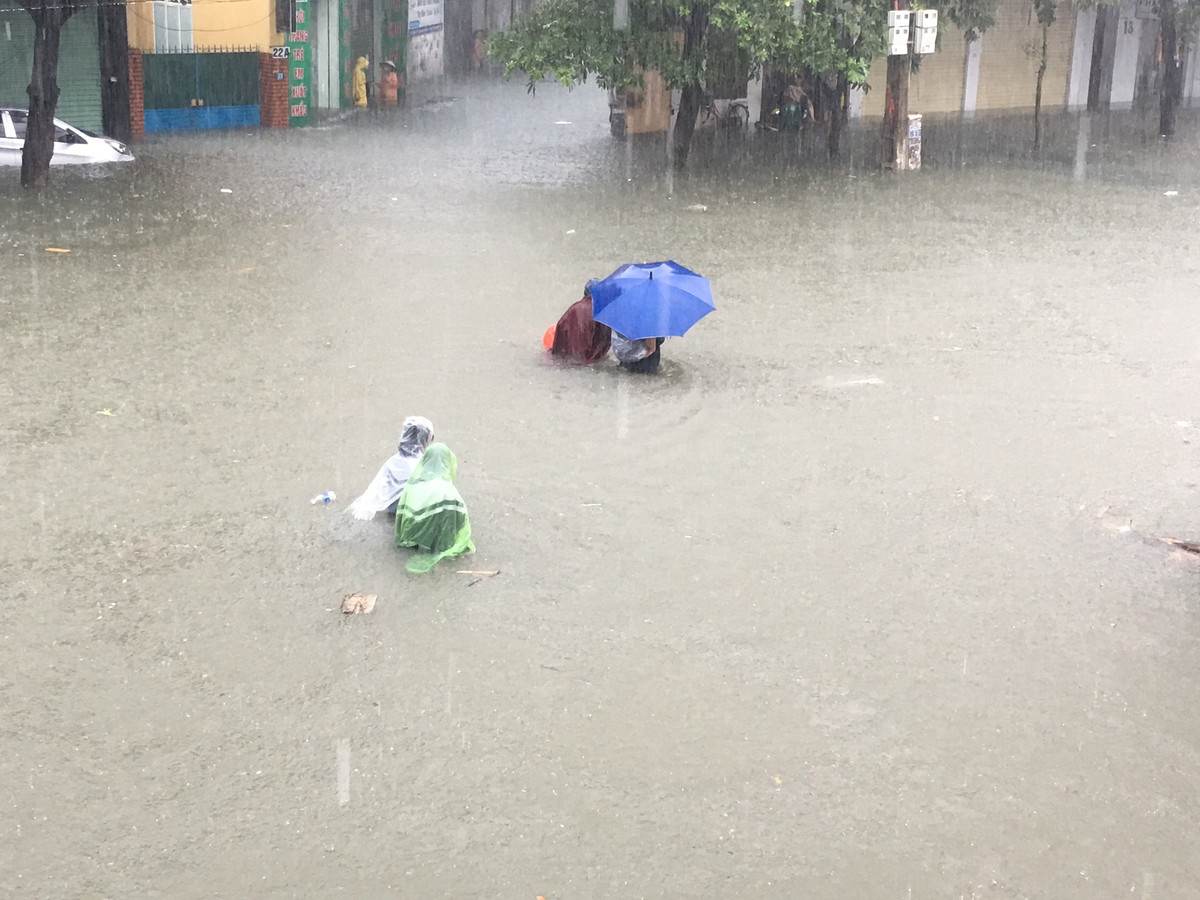 Nước ngập sâu khiến một số phương tiện bị chết máy, giao thông ngưng trệ. (Ảnh facebook Vũ Nhu).