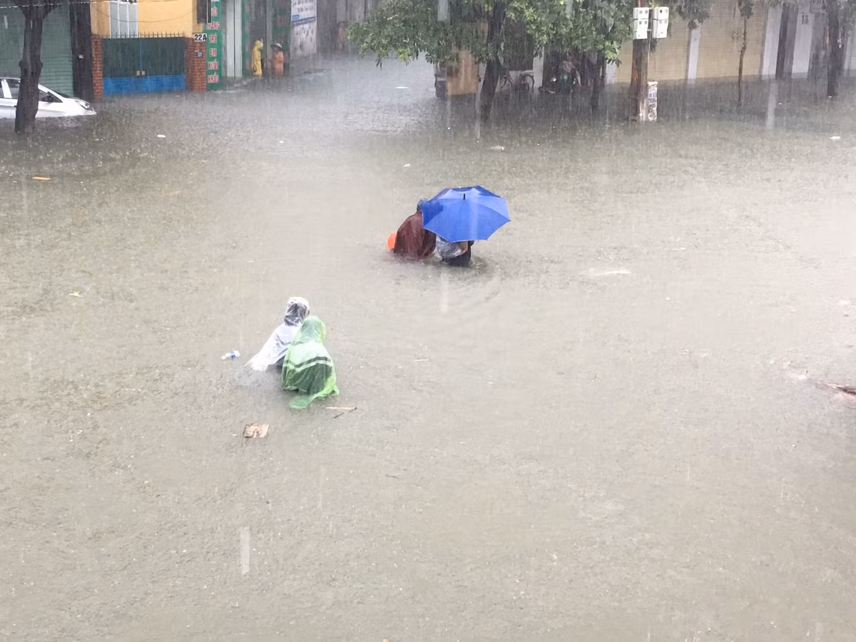 Nước ngập sâu khiến một số phương tiện bị chết máy, giao thông ngưng trệ. (Ảnh facebook Vũ Nhu).
