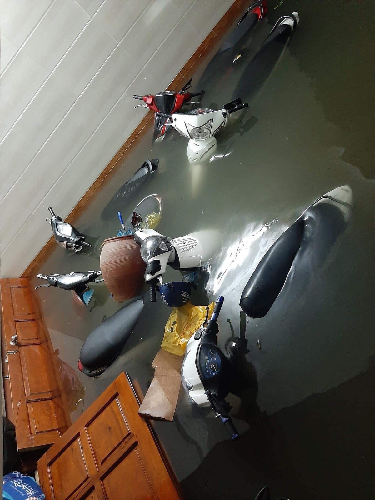 Hầu hết các khu vực trong thành phố đều đã trắng xóa một màu nước, có nơi nước ngập sâu tới gần 1 m, giao thông gần như tê liệt, các hoạt động bị trì trệ. (Ảnh facebook Nghệ An).