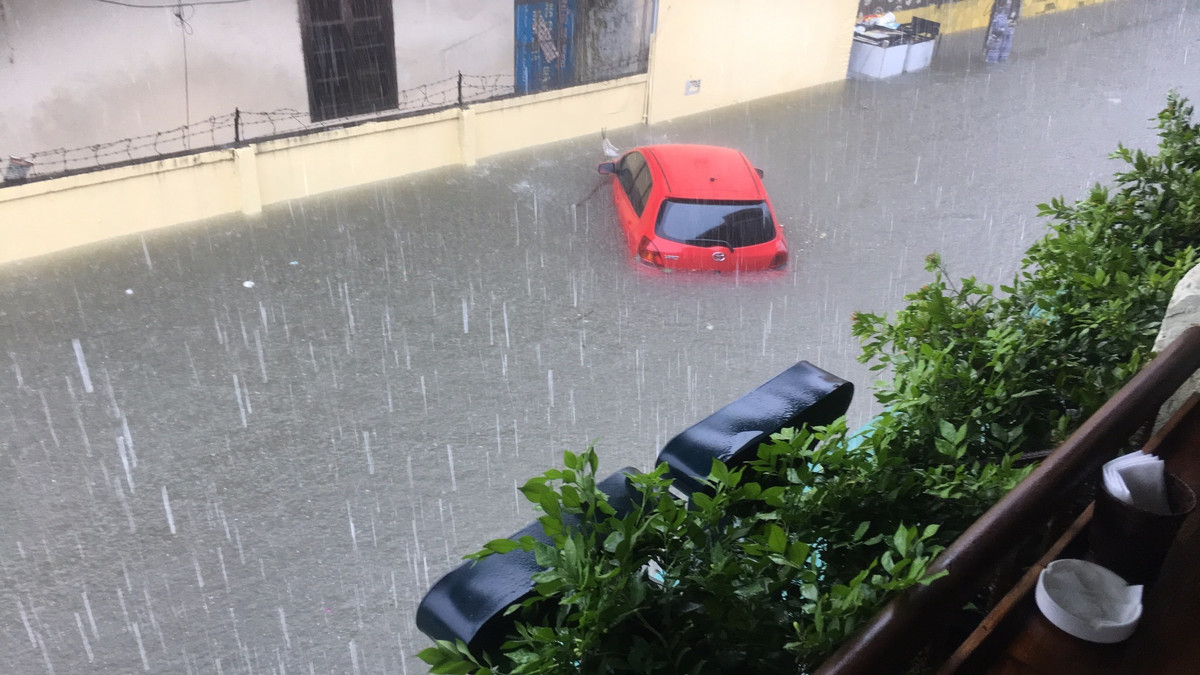 Nhiều phương tiện, ô tô tiền tỷ đều ngập trong biển nước. (Ảnh facebook Vũ Nhu).