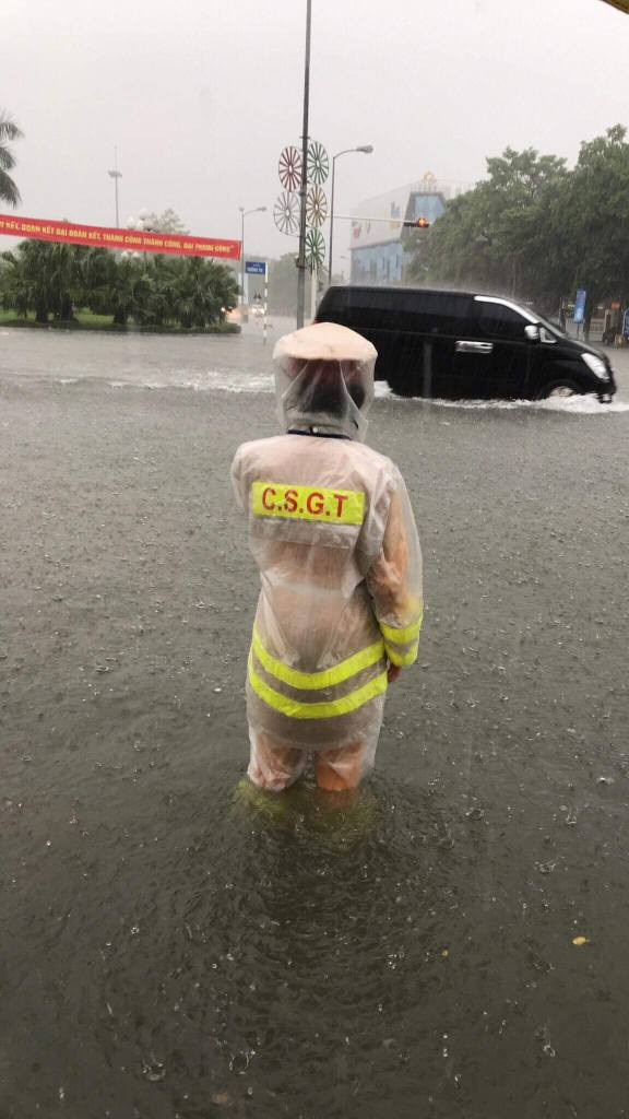 Do mưa lớn nên nhiều trường học tại các địa phương như thành phố Vinh, Hưng Nguyên, Nam Đàn, Thanh Chương, Nghi Lộc đã thông báo cho học sinh nghỉ học và sẽ có kế hoạch học bù. (Ảnh Nhịp sống Thành Vinh).