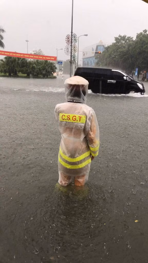 Do mưa lớn nên nhiều trường học tại các địa phương như thành phố Vinh, Hưng Nguyên, Nam Đàn, Thanh Chương, Nghi Lộc đã thông báo cho học sinh nghỉ học và sẽ có kế hoạch học bù. (Ảnh Nhịp sống Thành Vinh).