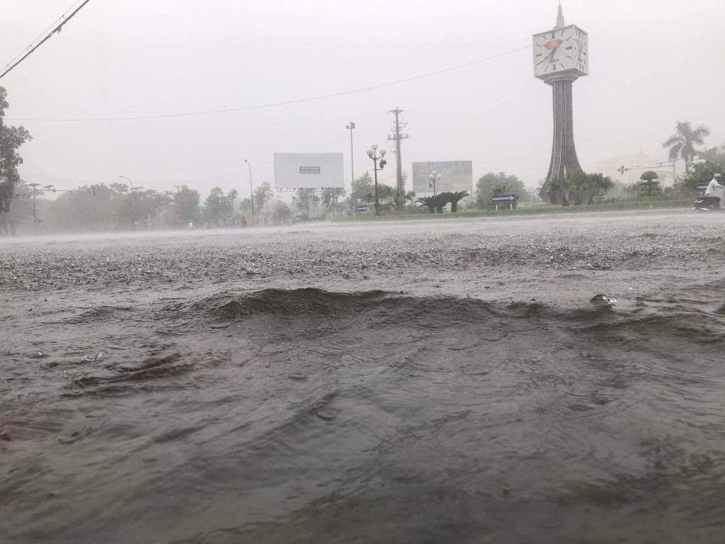 Tỉnh Nghệ An cảnh báo người dân cần thực hiện các giải pháp bảo vệ an toàn cho người và tài sản, đặc biệt cần đề phòng lũ quét, sạt lở đất đá. (Ảnh facebook Nhịp sống Thành Vinh).