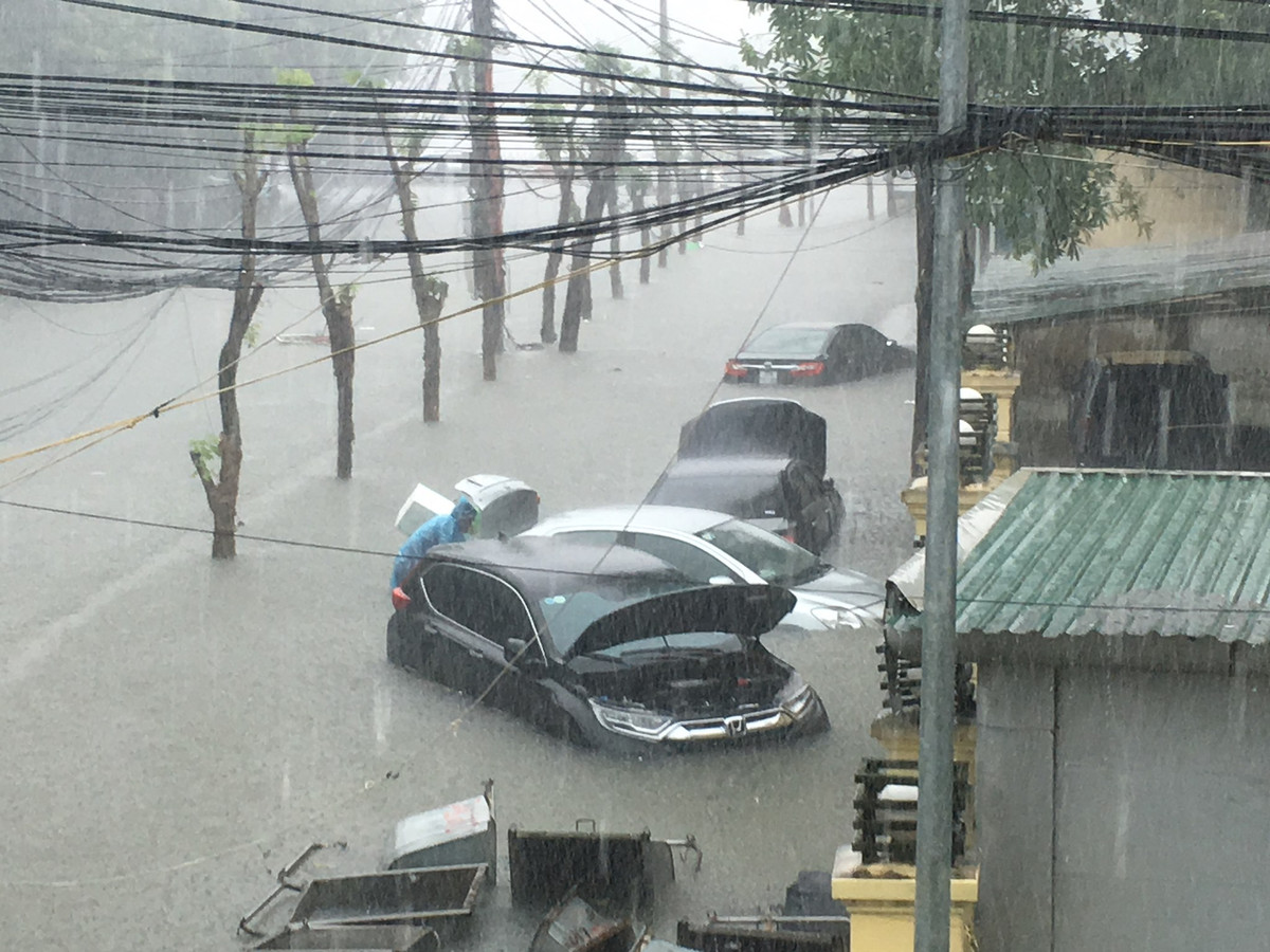Khu vực ngập nặng nhất tại TP Vinh là đường, Quang Trung, Lê Lợi, Lý Thường Kiệt, Phan Đình Phùng, Nguyễn Thái Học, Nguyễn Thị Minh Khai, Hồng Bàng, Hồ Tùng Mậu, đại lộ Lê Nin, đường 72m Vinh – Hưng Tây… (Ảnh facebook Vũ Nhu).