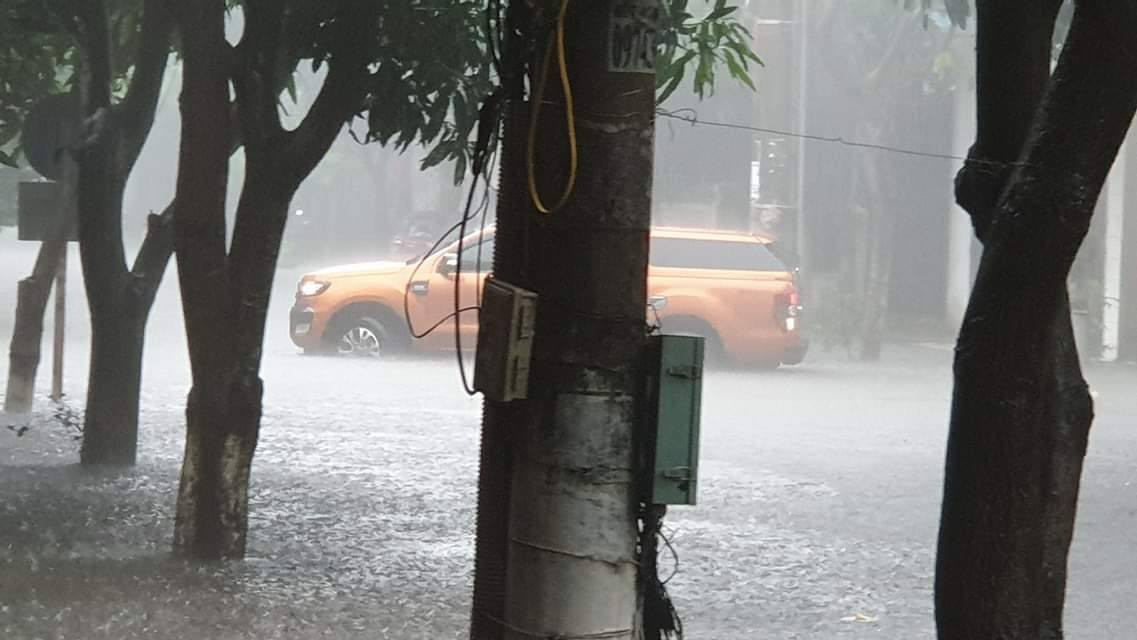 Dự báo, trong những ngày tới, tại Nghệ An tiếp tục có mưa to gây ngập úng, lũ lụt tại nhiều địa phương. (Ảnh facebook Nhịp sống Thành Vinh).