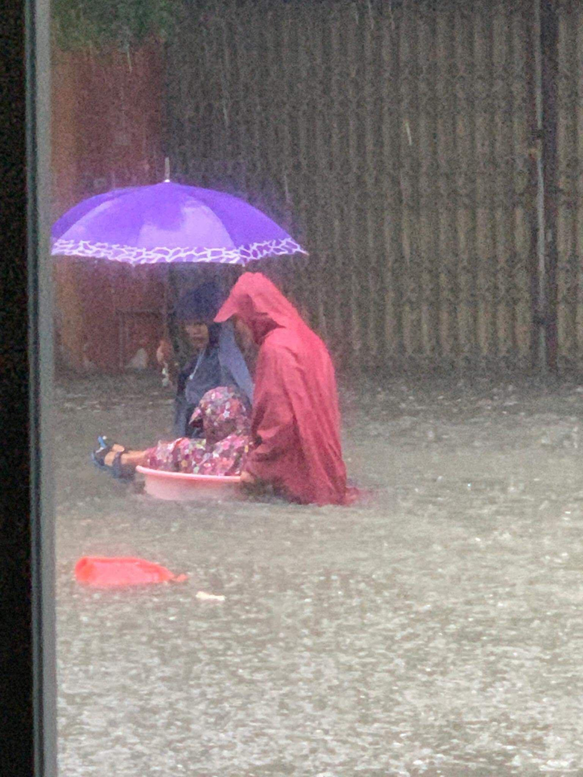 Mưa lớn đã khiến nhiều tuyến đường ở thành phố Vinh bị ngập sâu trong nước, các phương tiện tham gia giao thông gặp khó khăn. (Ảnh facebook Nghệ An).