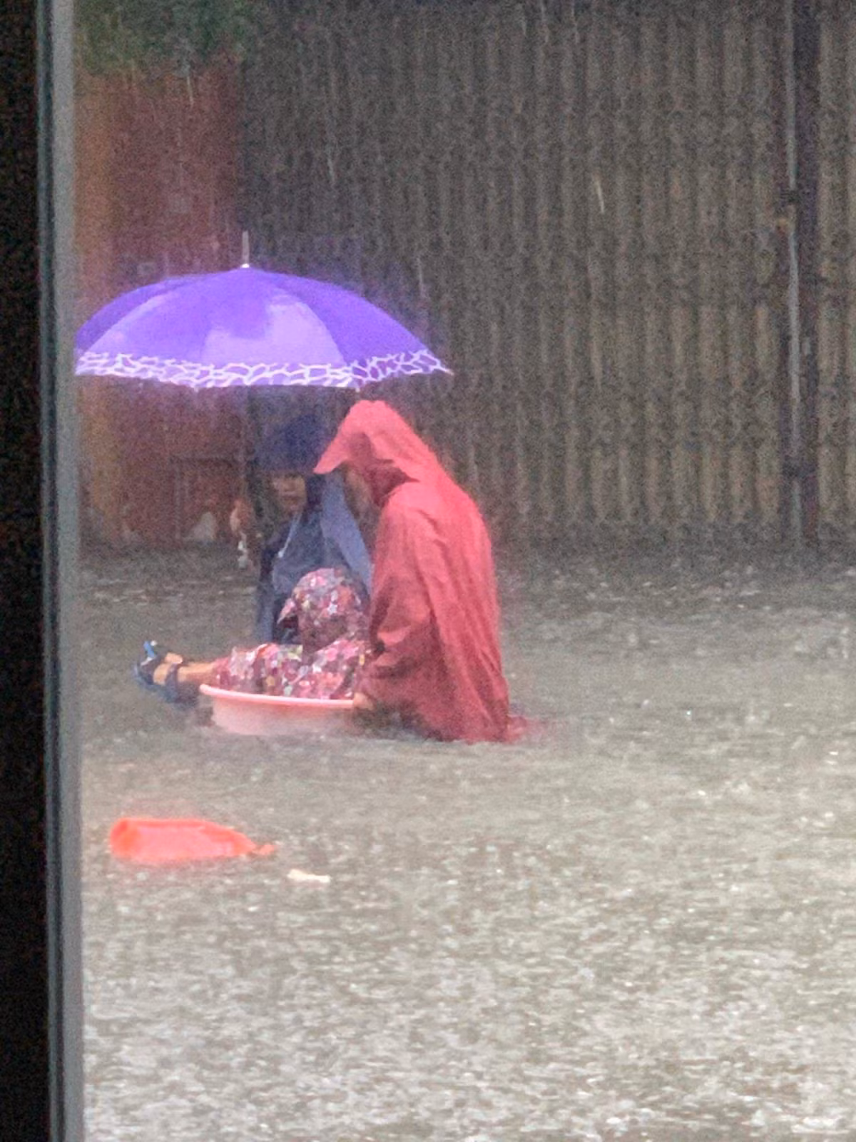 Mưa lớn đã khiến nhiều tuyến đường ở thành phố Vinh bị ngập sâu trong nước, các phương tiện tham gia giao thông gặp khó khăn. (Ảnh facebook Nghệ An).