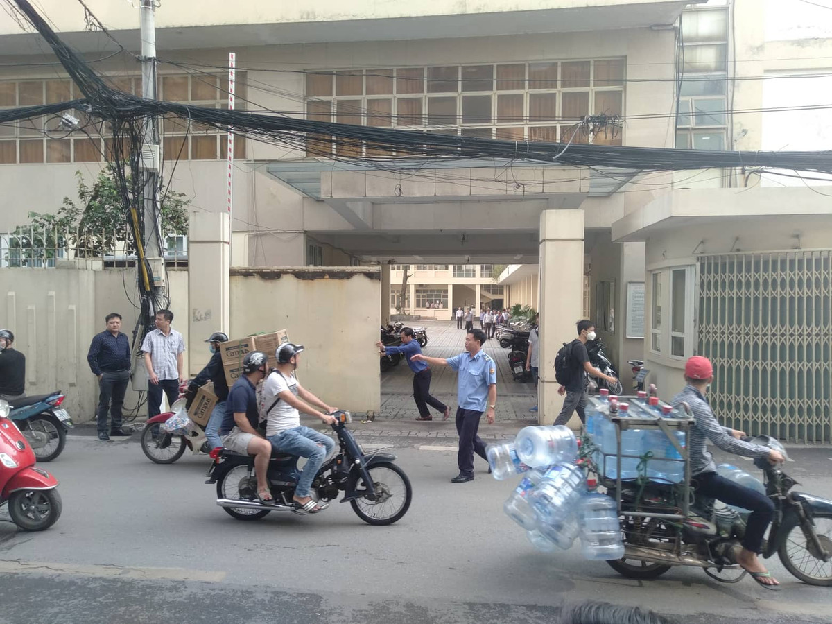 Canh tuong o tru so Bo GD-DT sau tin Thu truong Le Hai An qua doi, nga tu tang cao-Hinh-6