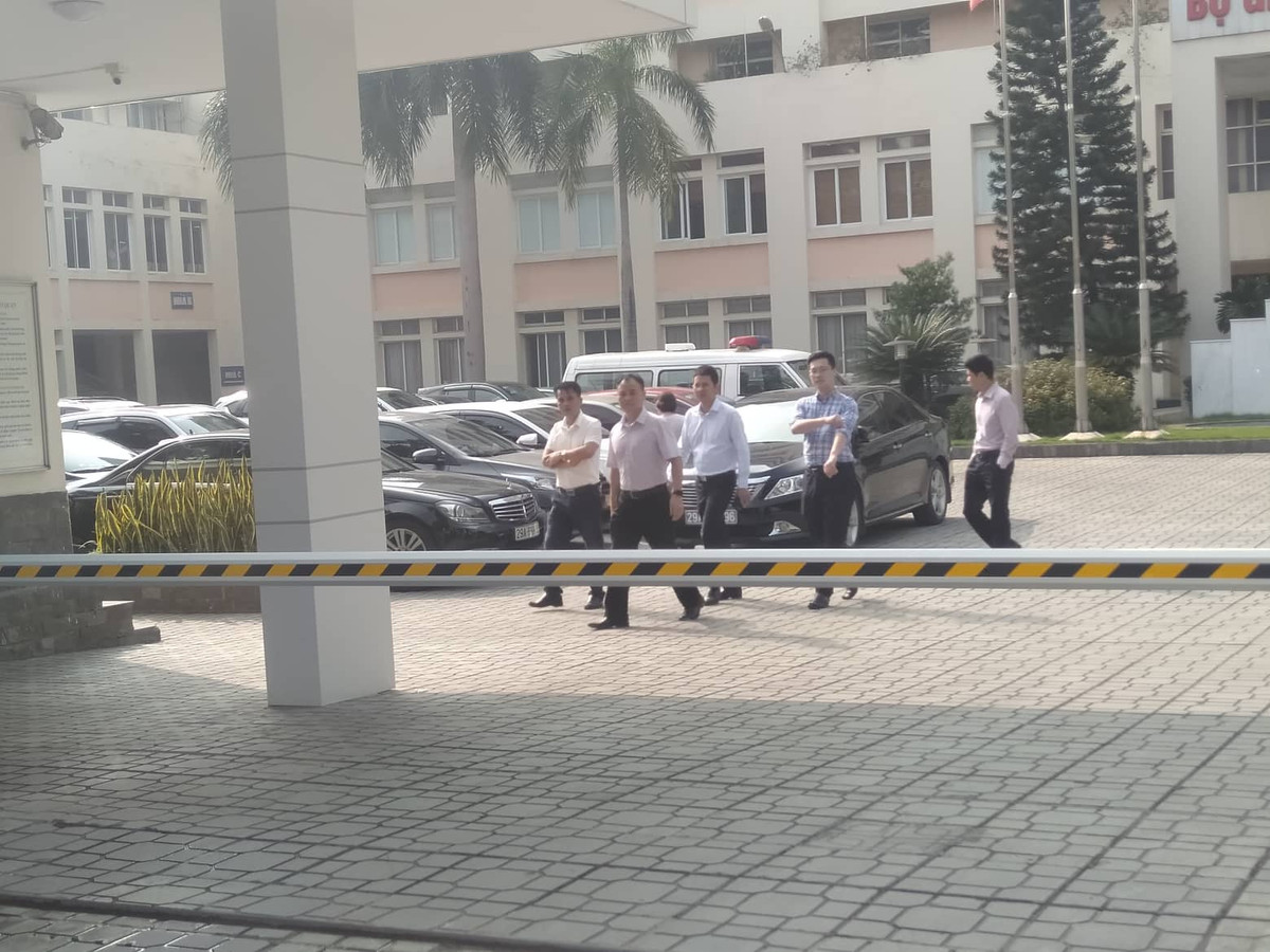 Canh tuong o tru so Bo GD-DT sau tin Thu truong Le Hai An qua doi, nga tu tang cao-Hinh-2