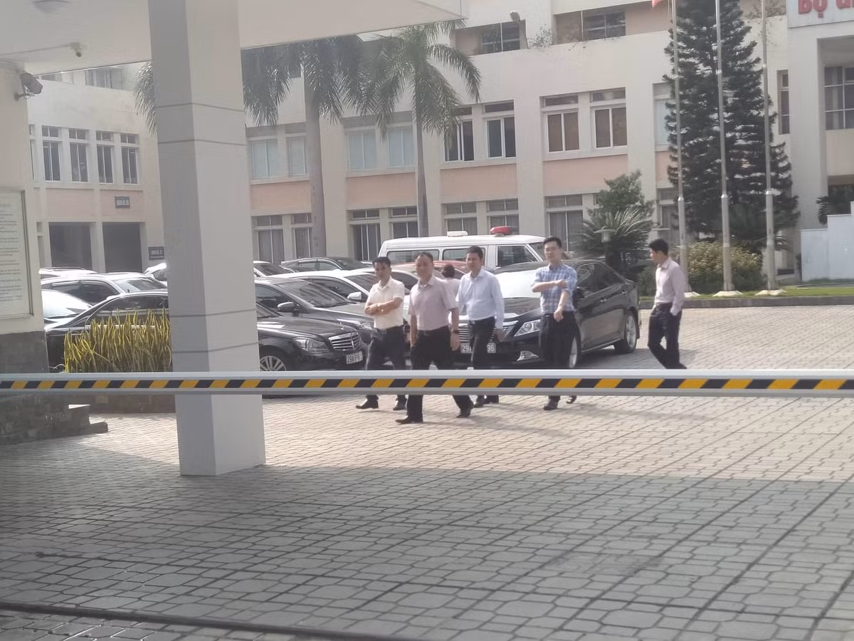 Canh tuong o tru so Bo GD-DT sau tin Thu truong Le Hai An qua doi, nga tu tang cao-Hinh-2