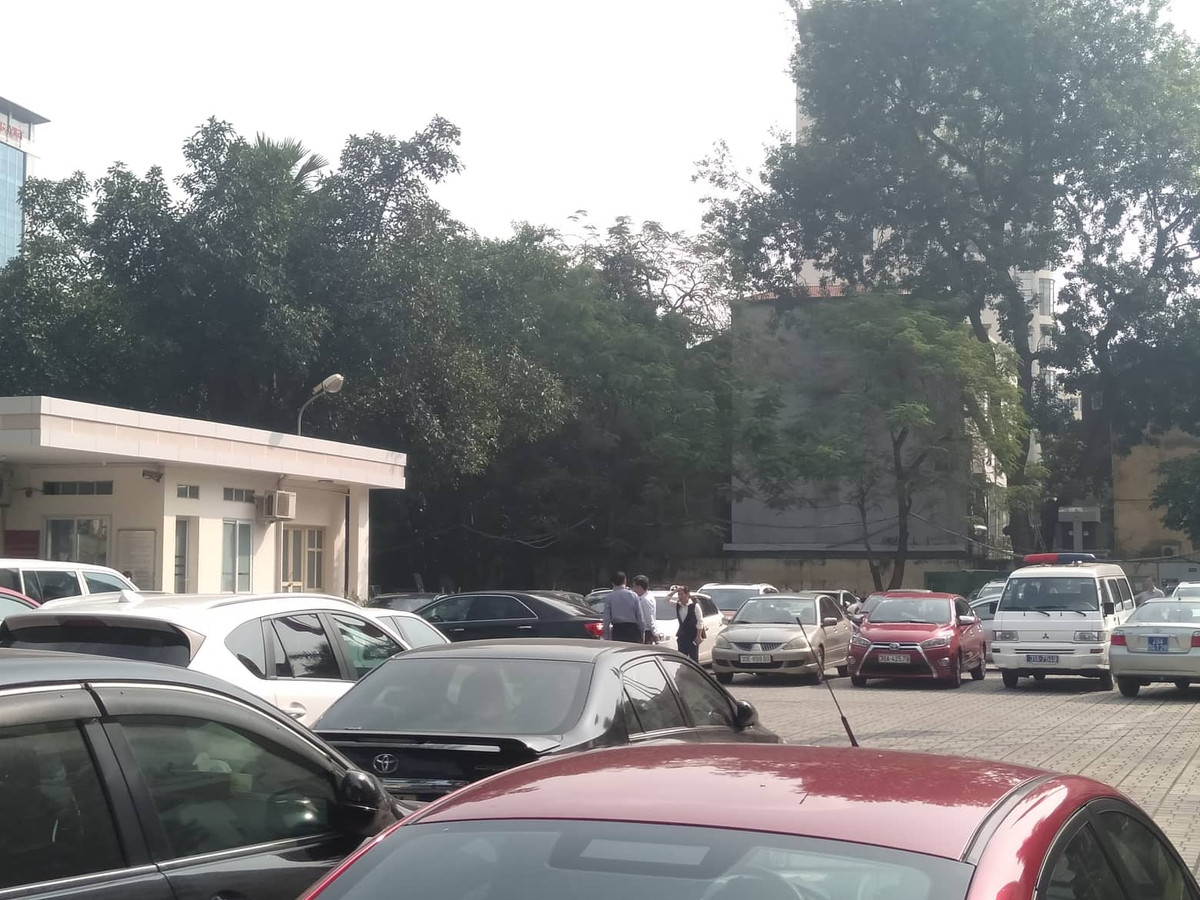 Canh tuong o tru so Bo GD-DT sau tin Thu truong Le Hai An qua doi, nga tu tang cao-Hinh-4