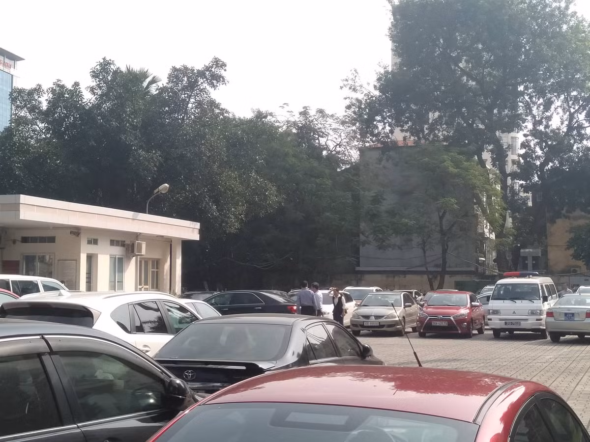 Canh tuong o tru so Bo GD-DT sau tin Thu truong Le Hai An qua doi, nga tu tang cao-Hinh-4