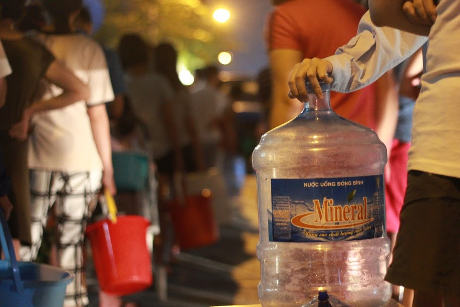 Mấy ngày trước đây, khi dùng nước từ đường ống do công ty nước sạch sông Đà cung cấp có mùi rất khét, sử dụng vào bị ngứa và có cảm giác buồn nôn.