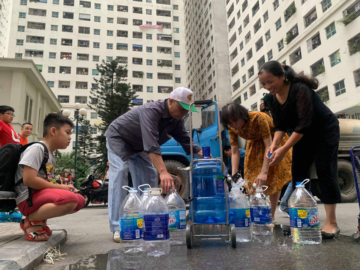 Cảnh tượng người dân xếp hàng lấy nước như thời bao cấp sẽ còn diễn ra cho đến khi nguồn nước chính thức được xử lý đảm bảo an toàn. 