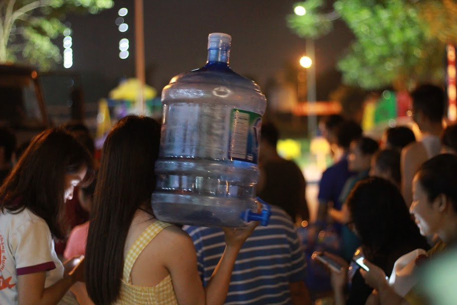 Những bình nước đóng chai cơ lớn cũng được người dân tận dụng triệt để.