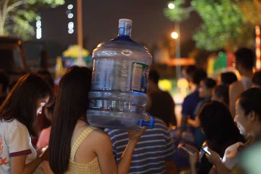 Những bình nước đóng chai cơ lớn cũng được người dân tận dụng triệt để.