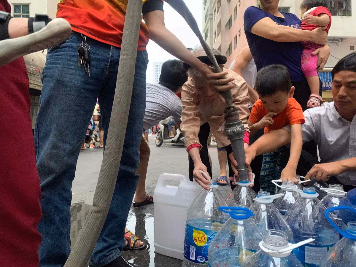 Cũng giống hoàn cảnh như những người dân tại chung cư Gemek, An Khánh, Hoài Đức vài ngày qua người dân khu đô thị Linh Đàm (Hoàng Mai, Hà Nội) cũng phải tìm đến nước sạch dịch vụ.