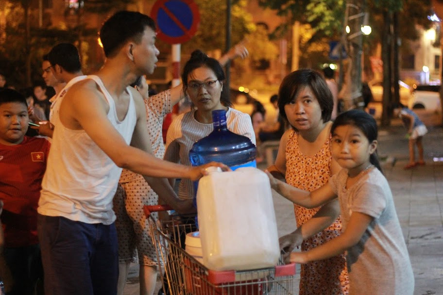 Chị cho biết trong suốt gần 1 tuần qua, gia đình chị phải mua nhiều bình nước lọc ở bên ngoài về dùng. Đặc biệt, gia đình có con nhỏ nên việc sinh hoạt khá bất tiện.