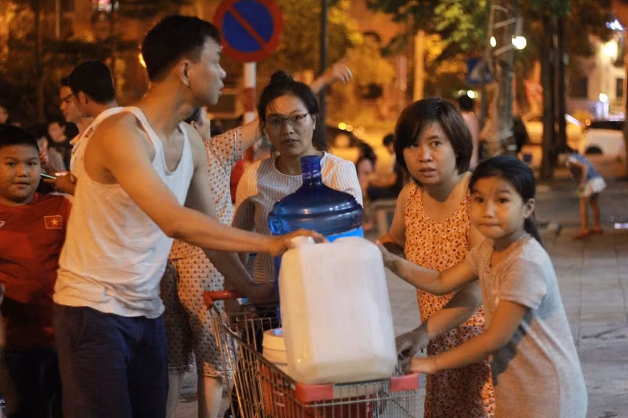 Chị cho biết trong suốt gần 1 tuần qua, gia đình chị phải mua nhiều bình nước lọc ở bên ngoài về dùng. Đặc biệt, gia đình có con nhỏ nên việc sinh hoạt khá bất tiện.