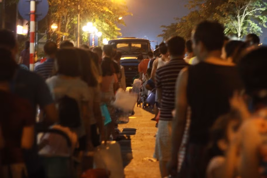 Bày tỏ sự lo lắng và bất tiện khi nước sinh hoạt có mùi lạ, chị Hoàng Thu Hương (35 tuổi) cho hay, việc không có nước sạch để dùng khiến nhiều hoạt động trong gia đình bị xáo trộn.