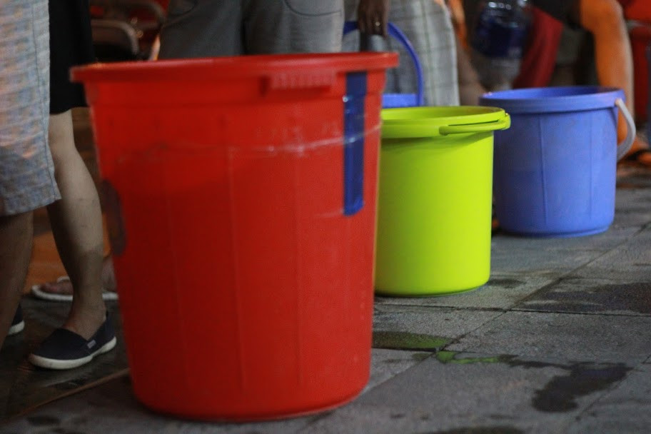 Những chiếc xô nhựa to, nhỏ...