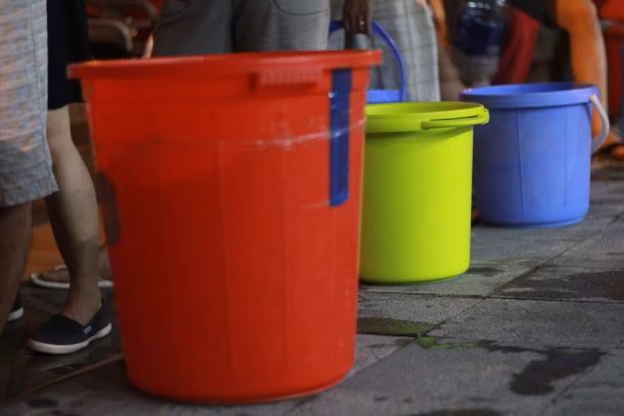 Những chiếc xô nhựa to, nhỏ...