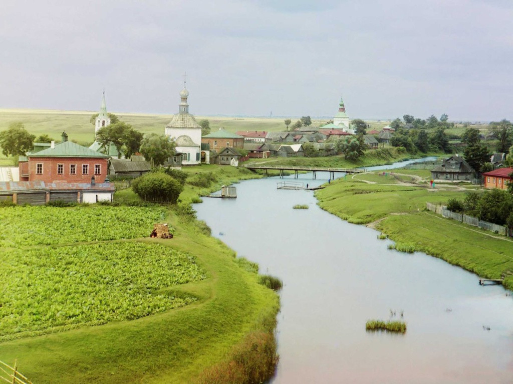 Thị trấn cổ xưa Suzdal, nằm bên dòng sông Kamenka (phía bắc Moscow), từng là một thế lực lớn của vùng Trung Á. Nhưng sức mạnh của Suzdal mất dần khi Liên Xô nổi lên thành cường quốc trong khu vực. Bức ảnh trên được chụp năm 1912.