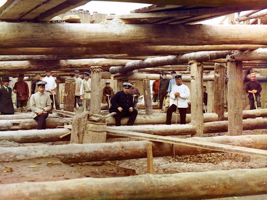 Bức ảnh chụp năm 1912 tại thị trấn Denivo, nơi các công nhân và quản đốc chuẩn bị đổ nền móng bê tông xây dựng con đập bắt ngang sông Oka.