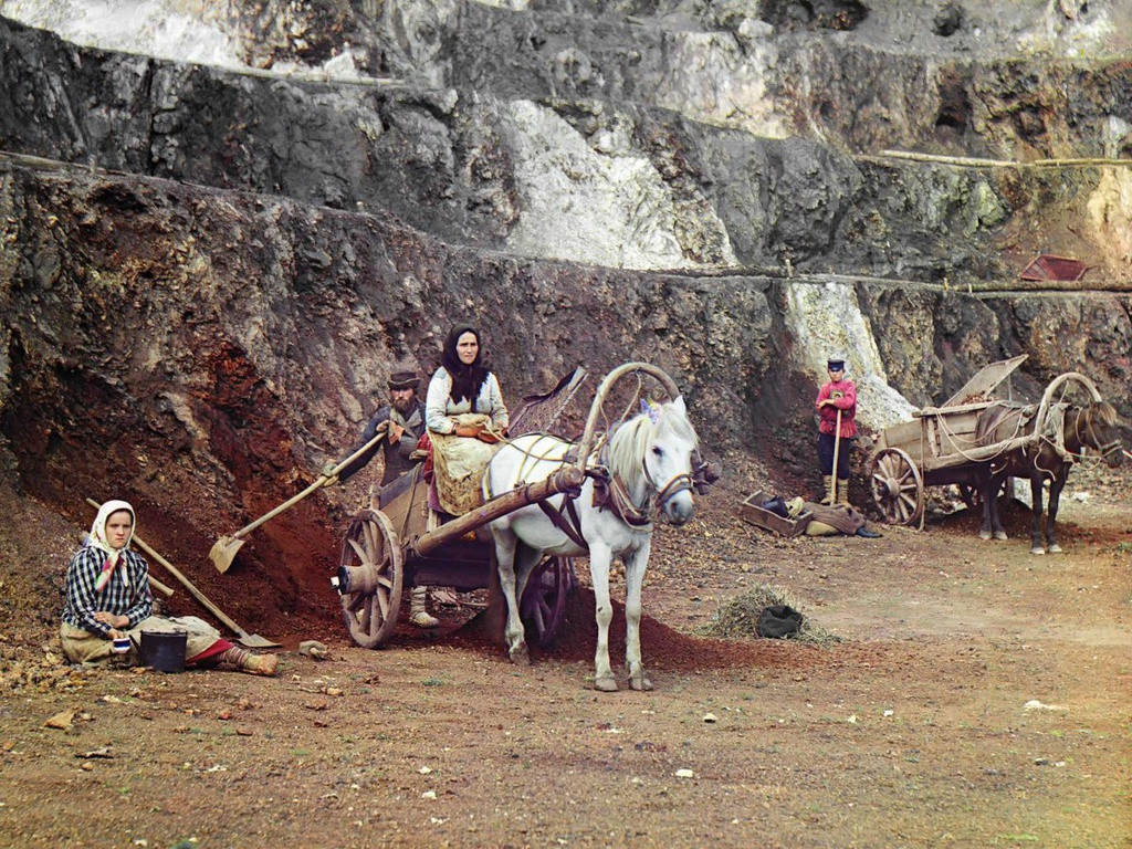Giai đoạn Thế chiến thứ I, các ngành công nghiệp của Nga phát triển nhanh chóng. Prokudin-Gorskii đã đi nhiều nơi và ghi nhận sự thay đổi trong đời sống, sinh hoạt của người dân. Bức ảnh trên chụp một gia đình 4 người cùng làm nghề khai thác đá ở vùng núi Ural (Ekaterinburg).