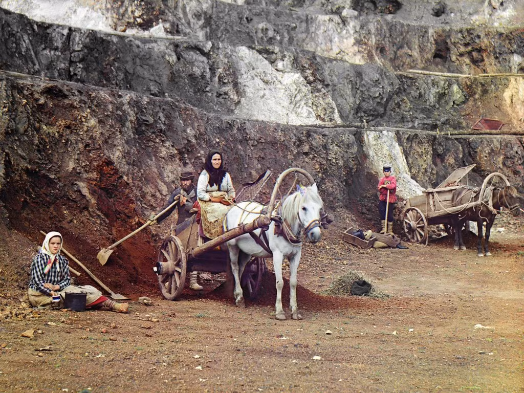 Giai đoạn Thế chiến thứ I, các ngành công nghiệp của Nga phát triển nhanh chóng. Prokudin-Gorskii đã đi nhiều nơi và ghi nhận sự thay đổi trong đời sống, sinh hoạt của người dân. Bức ảnh trên chụp một gia đình 4 người cùng làm nghề khai thác đá ở vùng núi Ural (Ekaterinburg).