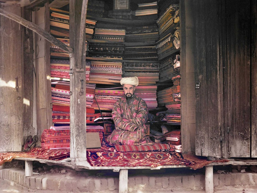 Samarkand, thành phố lớn thứ hai ở Uzbekistan, từng thuộc địa của đế quốc Nga. Đây là nơi sản xuất ra các loại tơ lụa, vải len và thảm… nổi tiếng của con đường tơ lụa Trung Á.