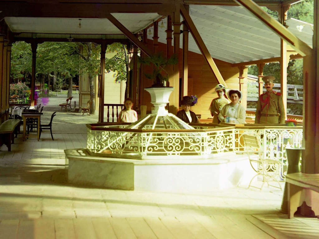 Thị trấn Borzhomi (Georgia), nằm bên trong dãy núi Caucasus nằm dưới quyền kiểm soát của đế quốc Nga những năm 1820. Do có nhiều suối nước nóng, nơi đây nhanh chóng biến thành khu du lịch nổi tiếng dành cho giới thượng lưu.