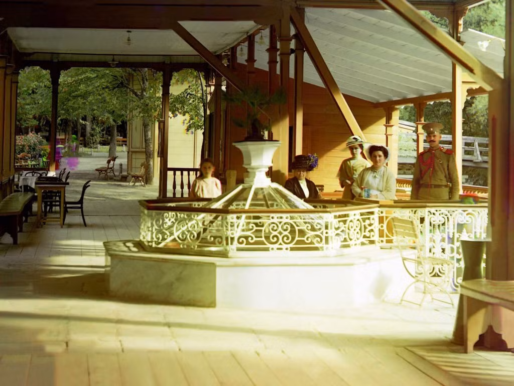 Thị trấn Borzhomi (Georgia), nằm bên trong dãy núi Caucasus nằm dưới quyền kiểm soát của đế quốc Nga những năm 1820. Do có nhiều suối nước nóng, nơi đây nhanh chóng biến thành khu du lịch nổi tiếng dành cho giới thượng lưu.