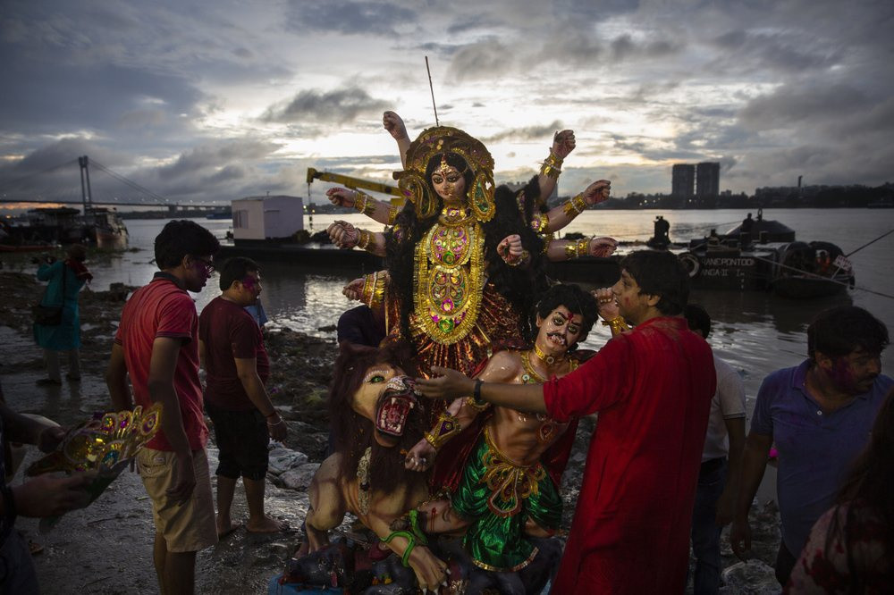 Tín đồ Hindu chuẩn bị dìm tượng nữ thần Durga xuống sông Hooghly, một nhánh của sông Hằng ở Kolkata, trong một nghi lễ tôn giáo.