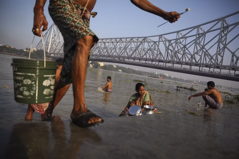 Thế nhưng, sông Hằng giờ đây không phải chỉ là câu chuyện của sự tươi đẹp. Ô nhiễm khiến việc uống nước trực tiếp từ phần lớn con sông Hằng trở nên cực kỳ nguy hiểm. Các băng đảng tội phạm khai thác cát trái phép từ lòng sông để phục vụ nhu cầu sản xuất xi măng không ngừng nghỉ của nền kinh tế. Hoạt động của các đập thủy điện dọc con sông khiến nhiều người Hindu tức giận, cho rằng sự linh thiêng của con sông bị xâm hại.
