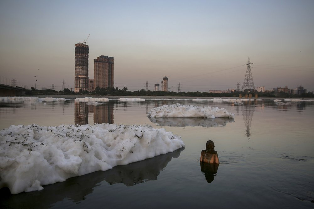 Hóa chất và chất thải kết thành bọt trên đoạn sông Yamuna ở thủ đô New Delhi.