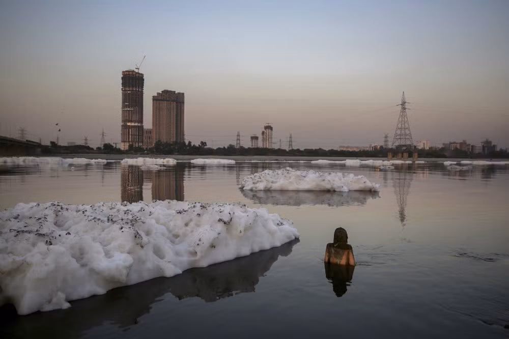 Hóa chất và chất thải kết thành bọt trên đoạn sông Yamuna ở thủ đô New Delhi.
