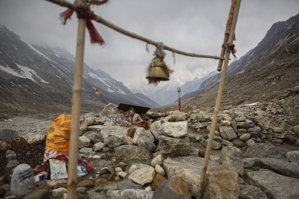 Hơn 40 năm qua, sông băng Gangotri, nguồn cung cấp hơn 50% lượng nước cho sông Hằng, đang biến mất với tốc độ "đáng sợ", theo AP. Sông băng này hiện mất đi 22 m độ dày mỗi năm. Trong hàng nghìn năm, băng tan từ sông băng Gangotri cung cấp nguồn nước đủ tưới tiêu cho các đồng bằng rộng lớn ở Ấn Độ, ngay cả trong thời kỳ khô hạn nhất.