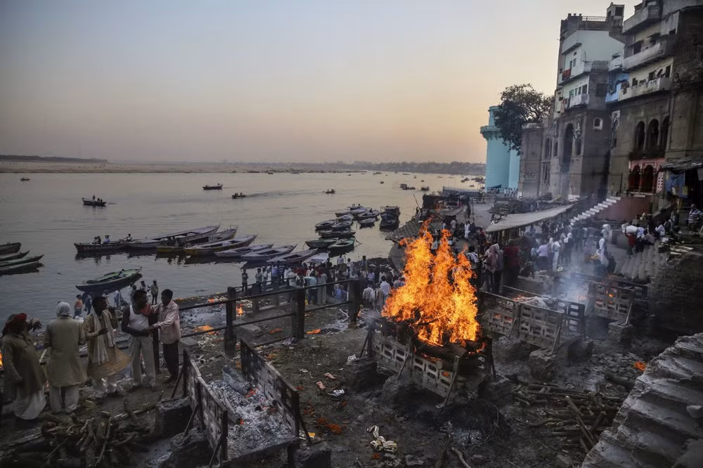 Mỗi năm, hàng nghìn người Hindu được an táng trên sông Hằng, ở thành phố Varanasi. Giáo lý của đạo Hindu cho rằng những ai qua đời ở Varanasi, và thi thể được an táng dọc con sông, sẽ được giải thoát khỏi kiếp luân hồi sự sống và cái chết.