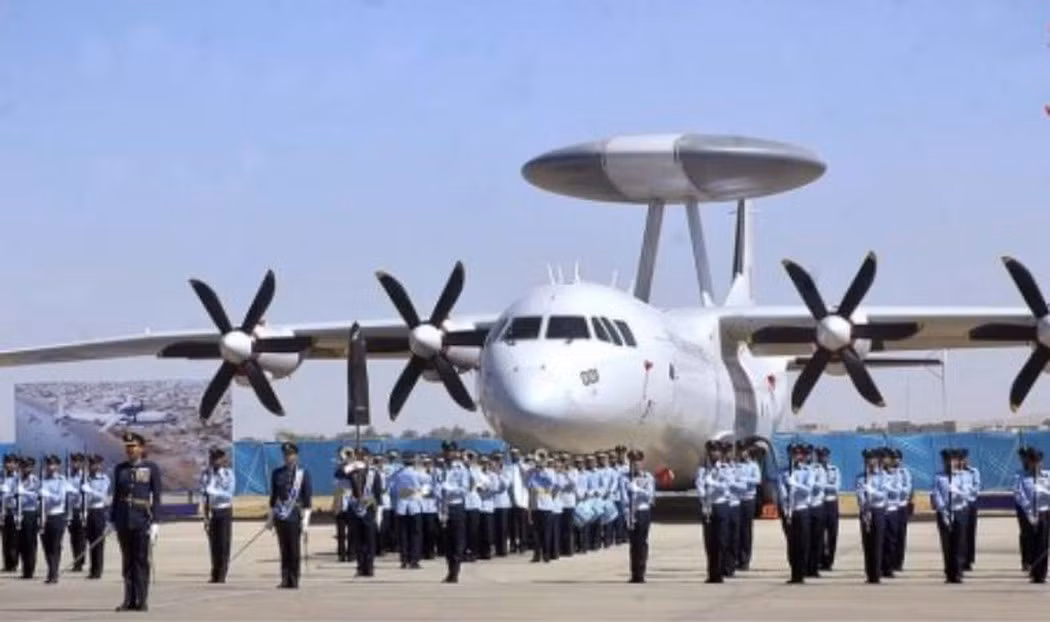 Chiếc AWACS ZDK-03 sử dụng khung thân của máy bay vận tải Yun-9, nhưng kích thước mảng ăng ten radar của chiếc ZDK-03 lớn hơn của KJ-500, nên cho khả năng phát hiện cự ly xa hơn.