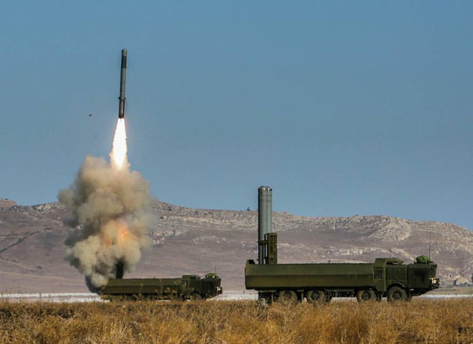 Tổ hợp bờ đối hạm K-300P bắt đầu được NPO phát triển vào những năm 1980 để thay thế các tổ hợp 4K51 Rubezh sử dụng tên lửa hành trình đối hạm tốc độ cận âm P-15 Temit và 4K44B REDUT-M sử dụng tên lửa P-35 đã lỗi thời.