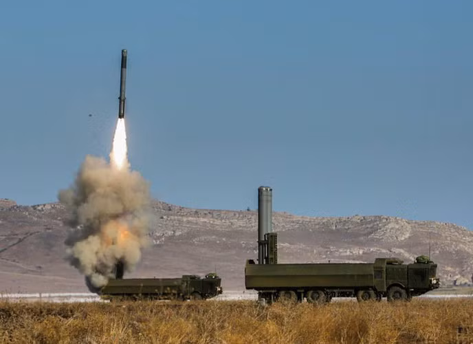 Tổ hợp bờ đối hạm K-300P bắt đầu được NPO phát triển vào những năm 1980 để thay thế các tổ hợp 4K51 Rubezh sử dụng tên lửa hành trình đối hạm tốc độ cận âm P-15 Temit và 4K44B REDUT-M sử dụng tên lửa P-35 đã lỗi thời.