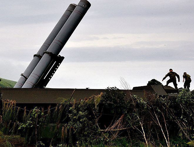 K-300P là một hệ thống bao gồm 4 xe phóng K-340P (mỗi xe mang 2 ống phóng TPS chứa đạn tên lửa), 1 đến 2 xe điều khiển K380P MBU (trọng tải 25 tấn trên khung xe MZKT- 65273) có thể chuẩn bị chiến đấu chỉ trong vòng 3 đến 4 phút.