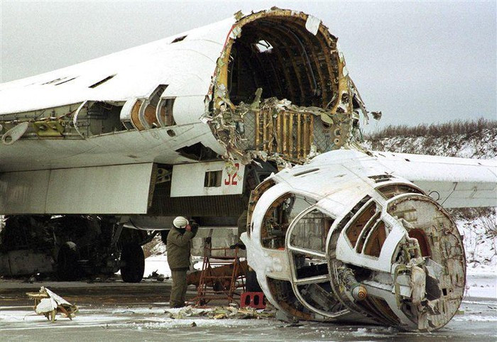 Nhưng sau đó, Mỹ và Nga liên tiếp gây áp lực với Ukraine, yêu cầu Ukraine phá hủy vũ khí chiến lược và vũ khí hạt nhân, và hứa sẽ hỗ trợ kinh tế cho Ukraine. Vì lý do này, Ukraine cũng chọn làm theo "khuyến nghị" của Mỹ và Nga, phá hủy rất nhiều vũ khí chiến lược và đầu đạn hạt nhân, bao gồm hàng chục máy bay ném bom Tu-160.