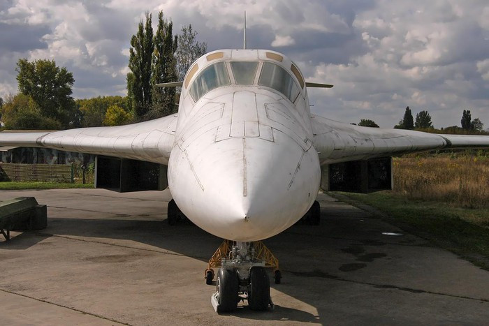 Dưới thời Liên Xô, để xâm nhập không phận Mỹ, Liên Xô đã phát triển máy bay ném bom chiến lược tầm xa Tu-95 và Tu-22M; nhưng khi hệ thống phòng không của Mỹ được tổ chức tốt, những máy bay trên khó có thể phá vỡ mạng lưới phòng không của Mỹ.