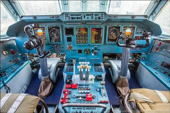 Trong khi đó chiếc Il-476 là phiên bản cải tiến sâu của Il-76, sử dụng các màn hình màu cảm ứng LCD, hiển thị dữ liệu và hình ảnh trực quan; đáp ứng yêu cầu của một loại máy bay AWACS hiện đại.