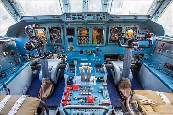 Trong khi đó chiếc Il-476 là phiên bản cải tiến sâu của Il-76, sử dụng các màn hình màu cảm ứng LCD, hiển thị dữ liệu và hình ảnh trực quan; đáp ứng yêu cầu của một loại máy bay AWACS hiện đại.