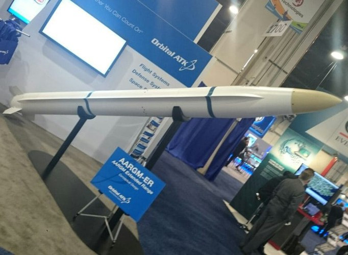 AARGM-ER sử dụng hệ dẫn quán tính ở pha giữa và đầu tự dẫn radar chủ động pha cuối.